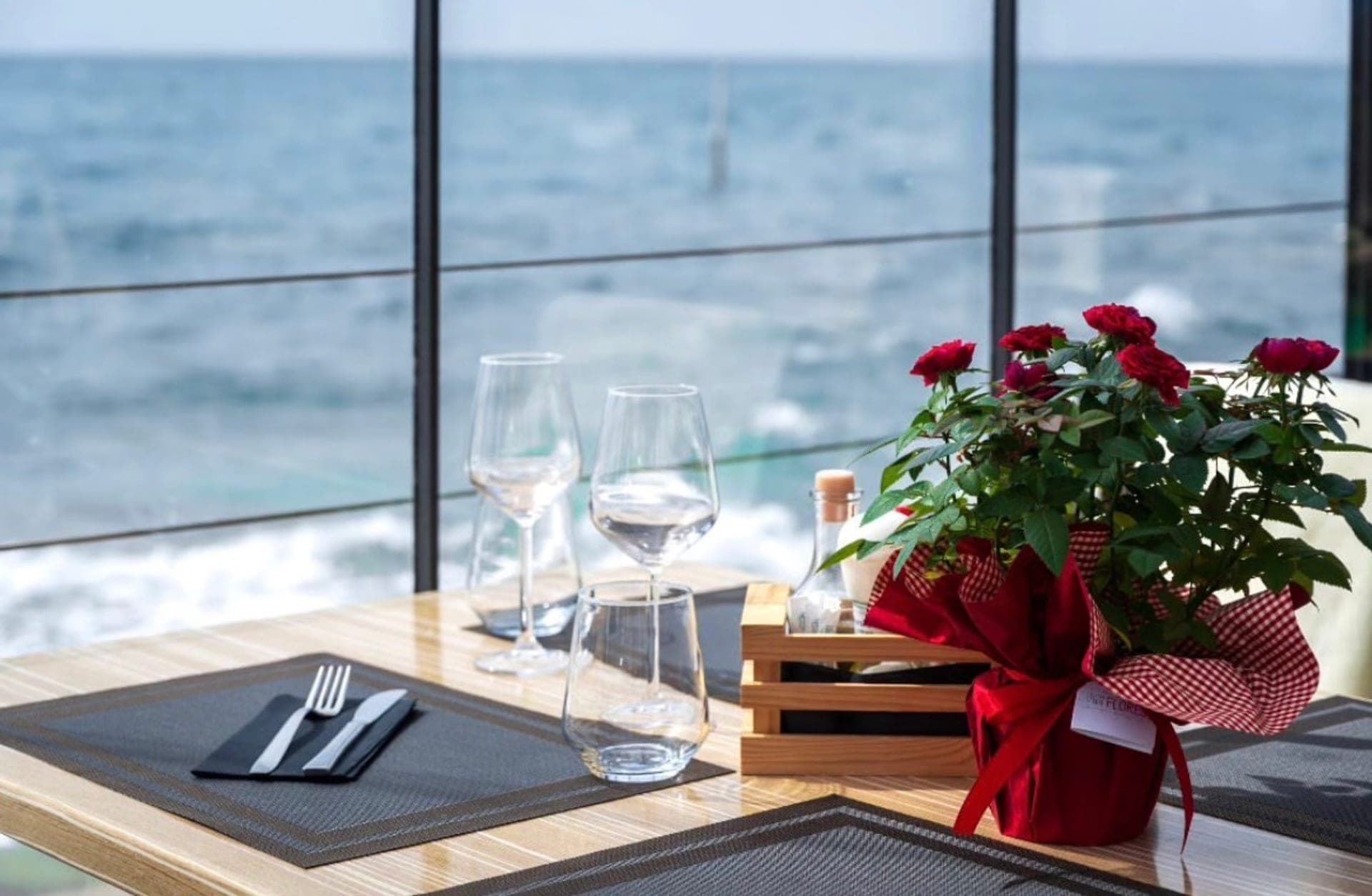 Stol na terasi restorana La Rivarella s pogledom na Jadransko more